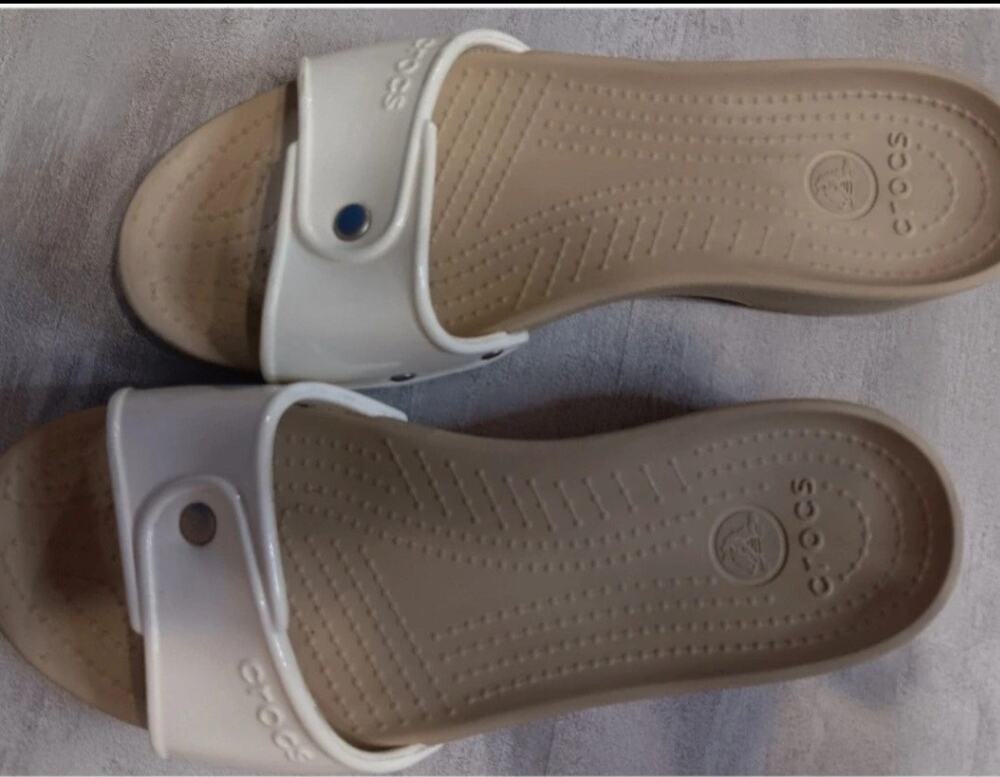 Crocs Cobbler Womens Size 8 Slide Sandals. These have a textured tan footbed
